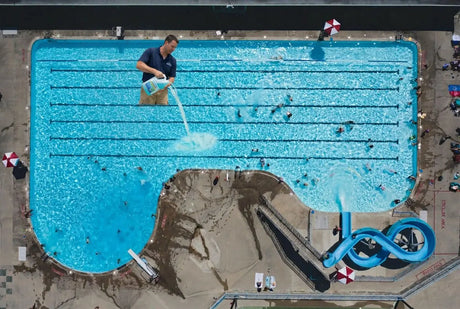 Cómo eliminar algas de la piscina en 5 pasos eficaces