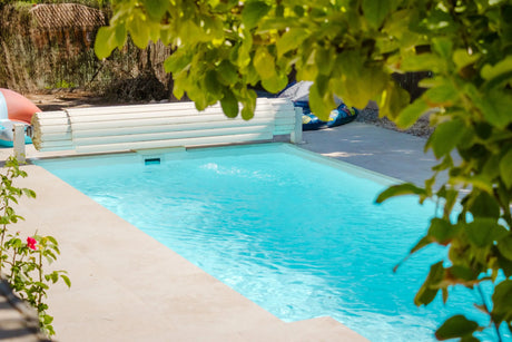 Cómo limpiar una piscina de poliéster: guía y mantenimiento