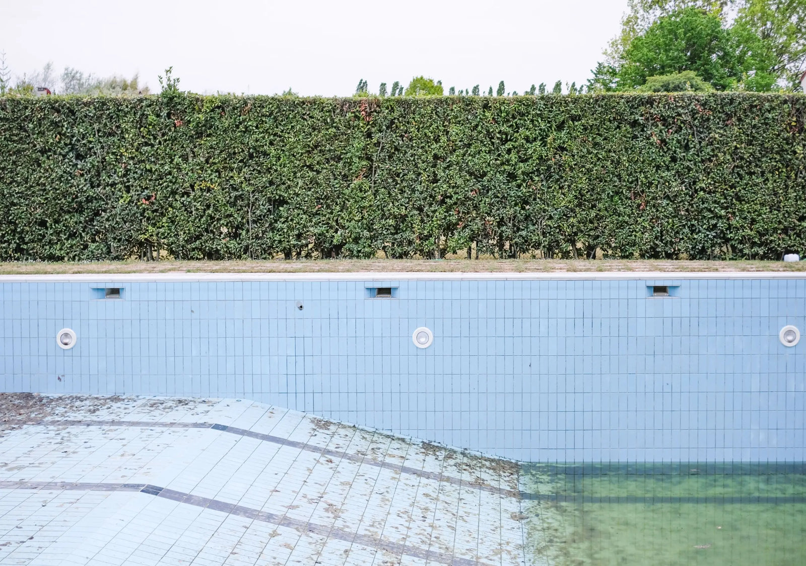 Guía de vaciado y limpieza de piscinas: cómo limpiar una piscina