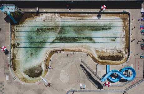 Guía de vaciado y limpieza de piscinas: cómo limpiar una piscina