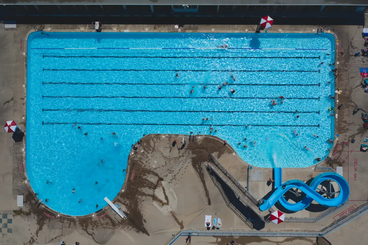 Cómo aclarar el agua de la piscina turbia paso a paso