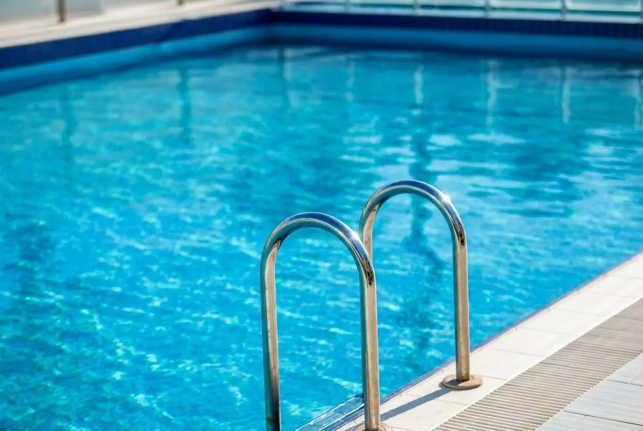 Cómo limpiar una piscina paso a paso y dejarla perfecta